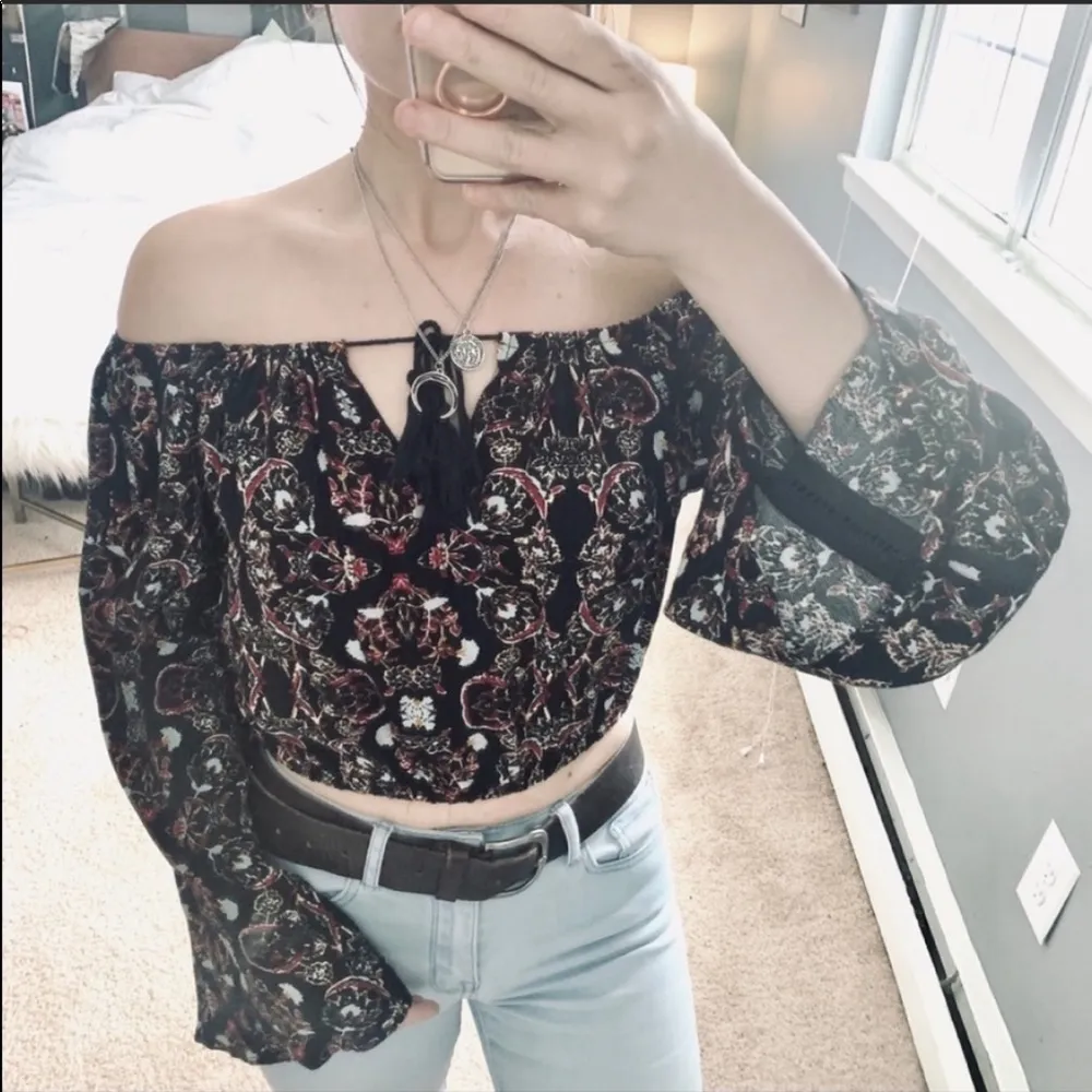 Kendall & kylie black floral off shoulder top - Image 3