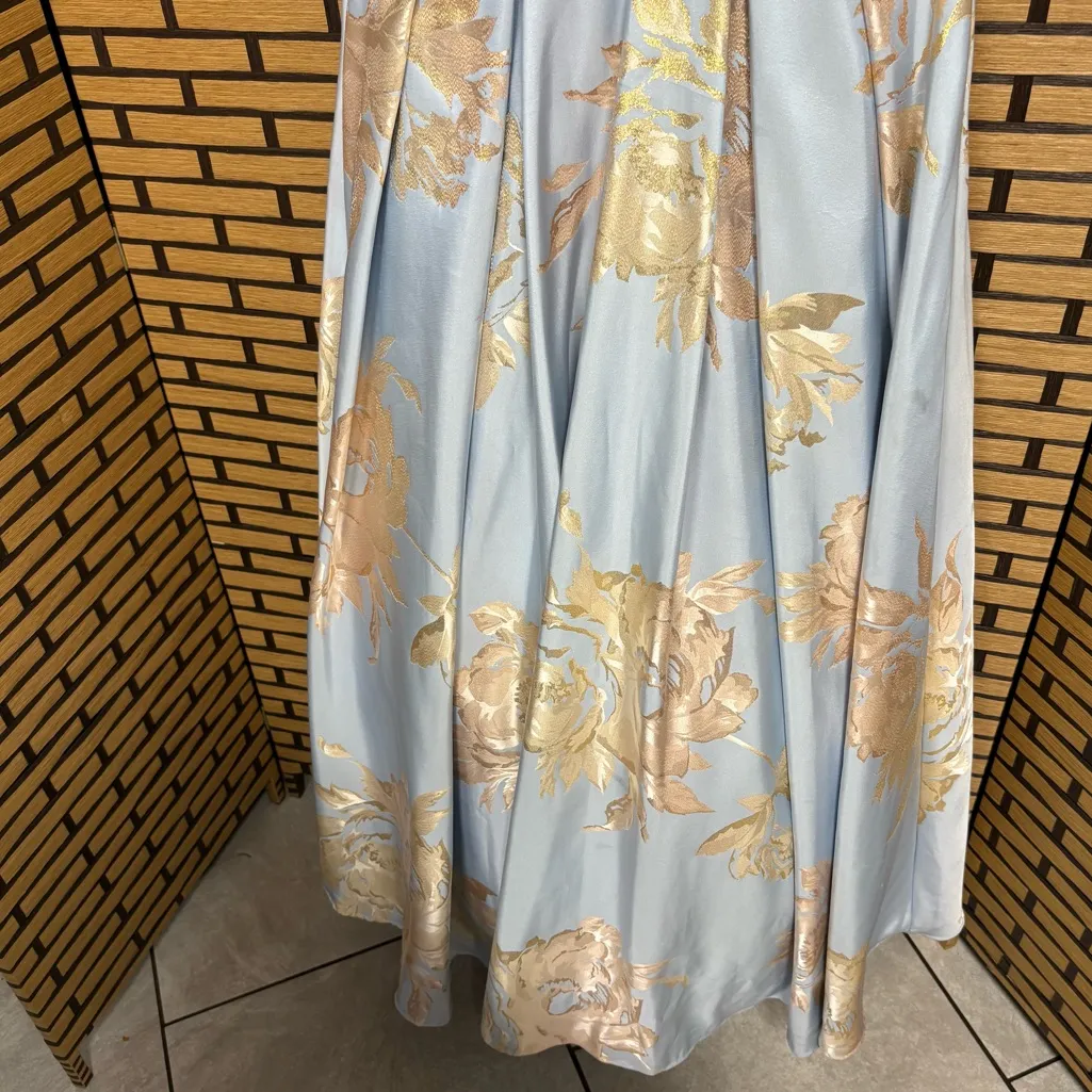 Blush Prom‎ Clarisse Deep V-neck Brocade A-line Formal Dress
Size 4 - Image 3