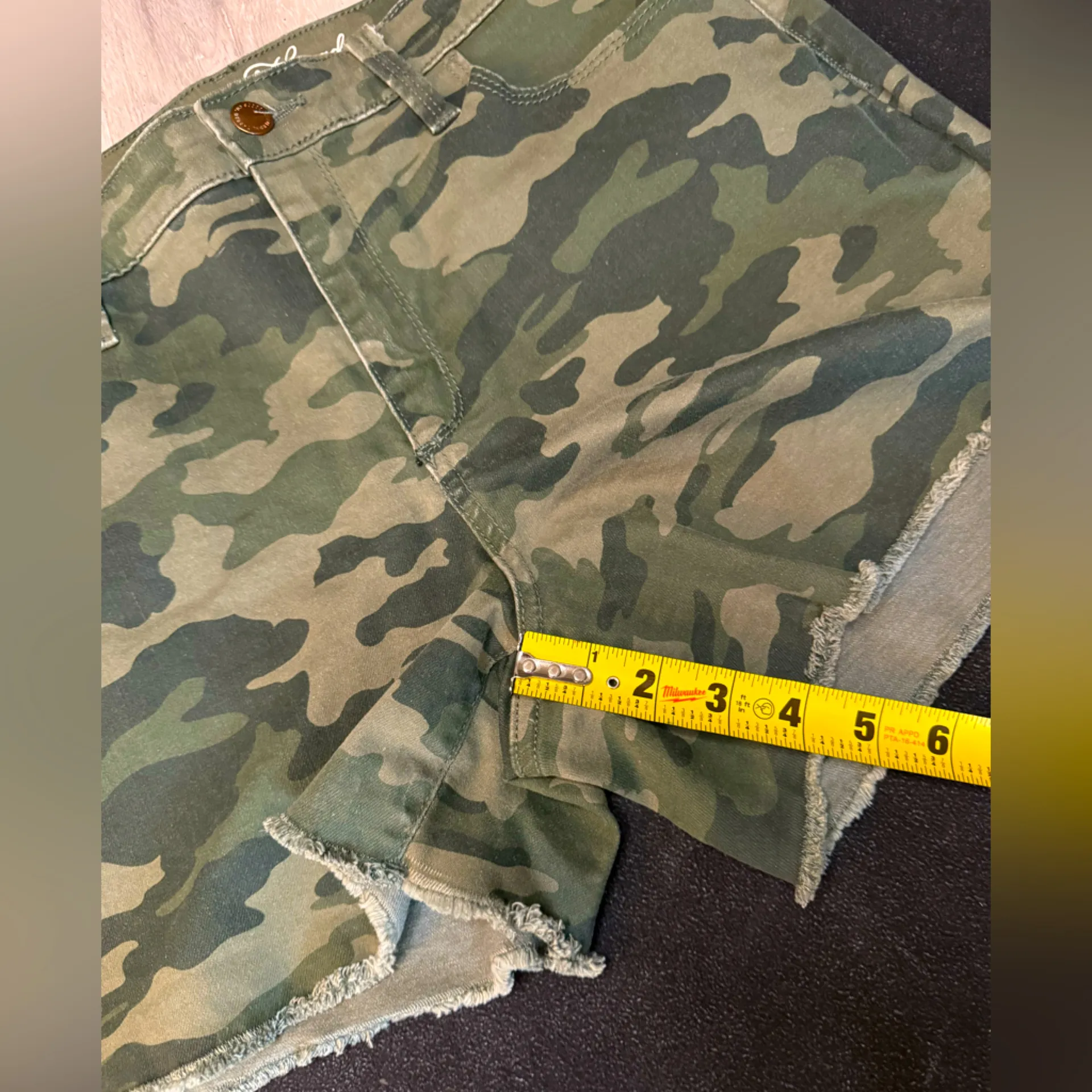Universal Threads 🤎Universal Thread•Camo Cut Off Jean Shorts•Size:10🤎 - Image 5