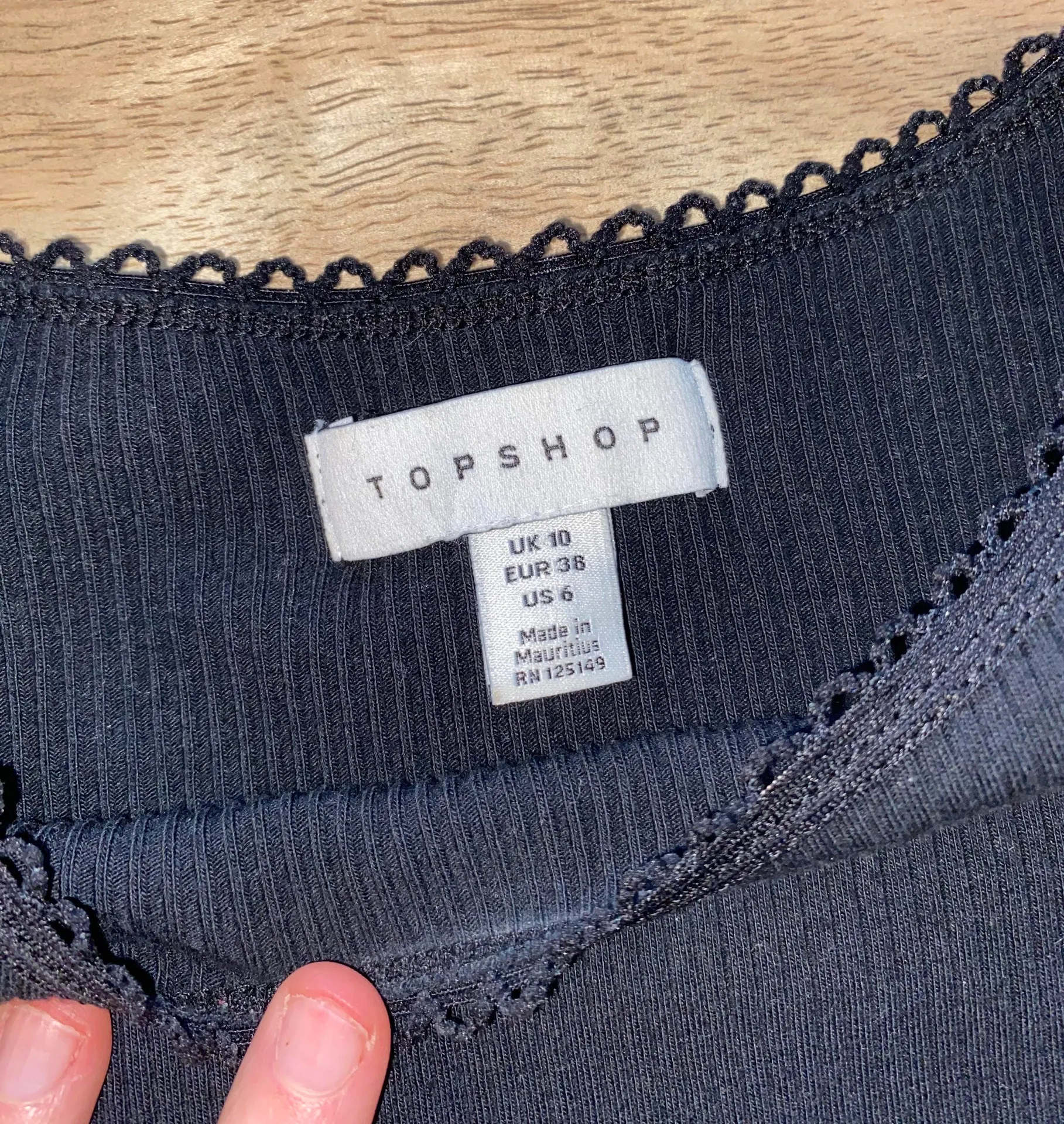 Black  Cropped Top - Image 4