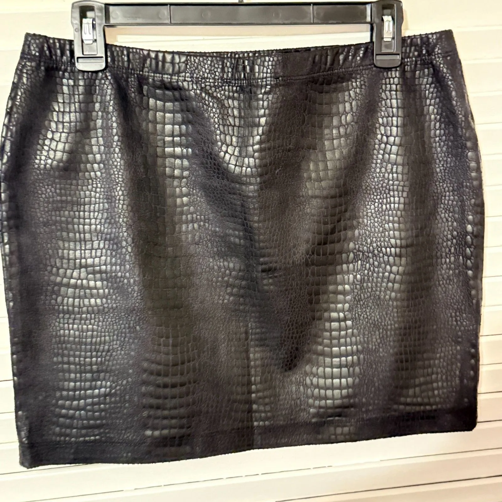 FIFTEEN TWENTY Faux Leather Snake Print Mini Skirt Black Textured Pull-On Size M - Image 5