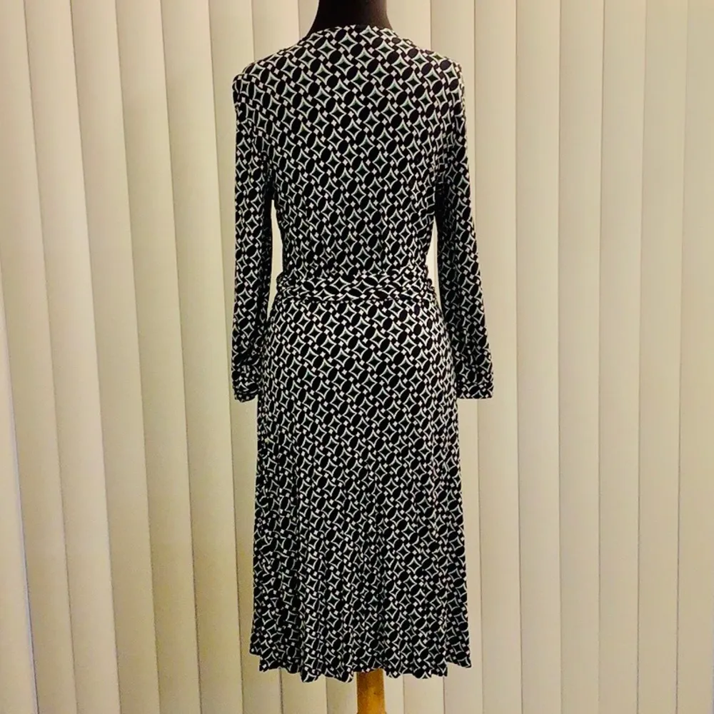 Anne Klein black, white, green wrap dress. - Image 5