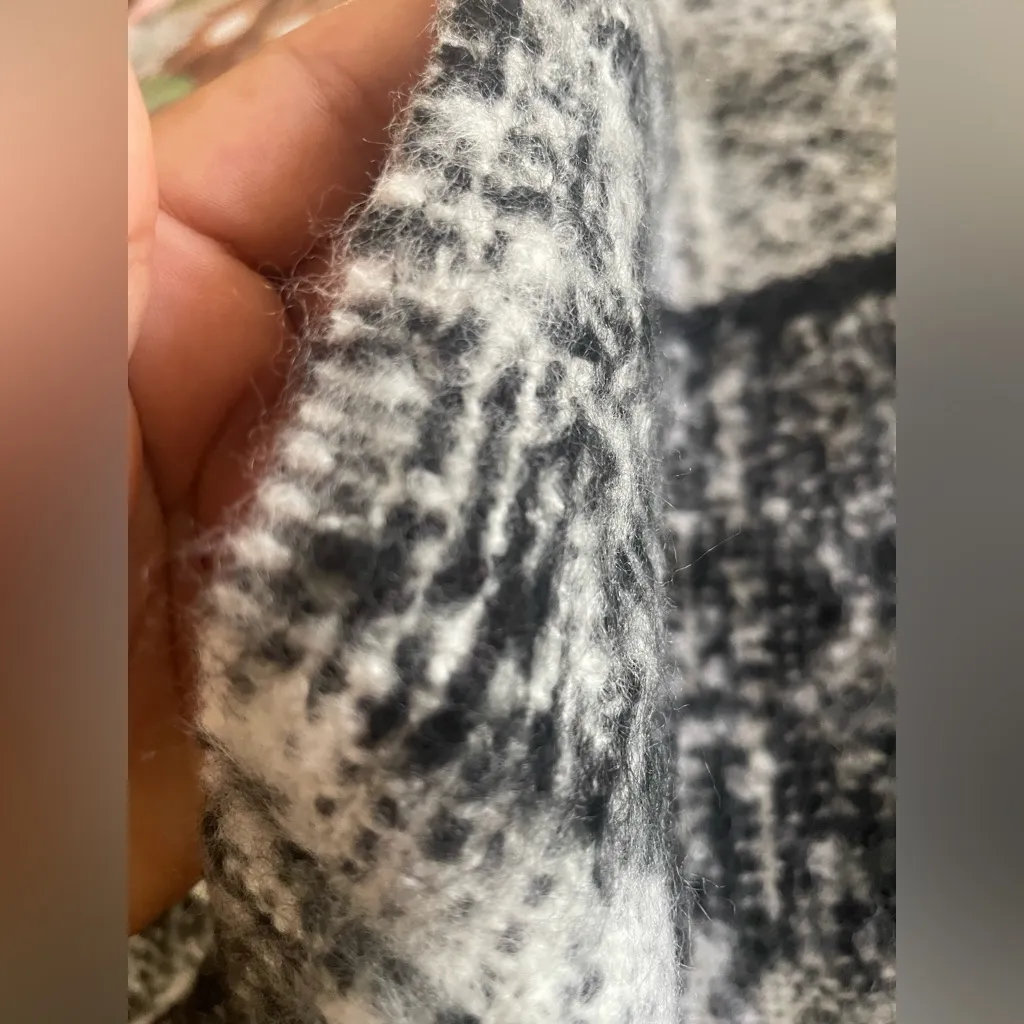 DKNY  Monochrome Textured Scarf - Image 8