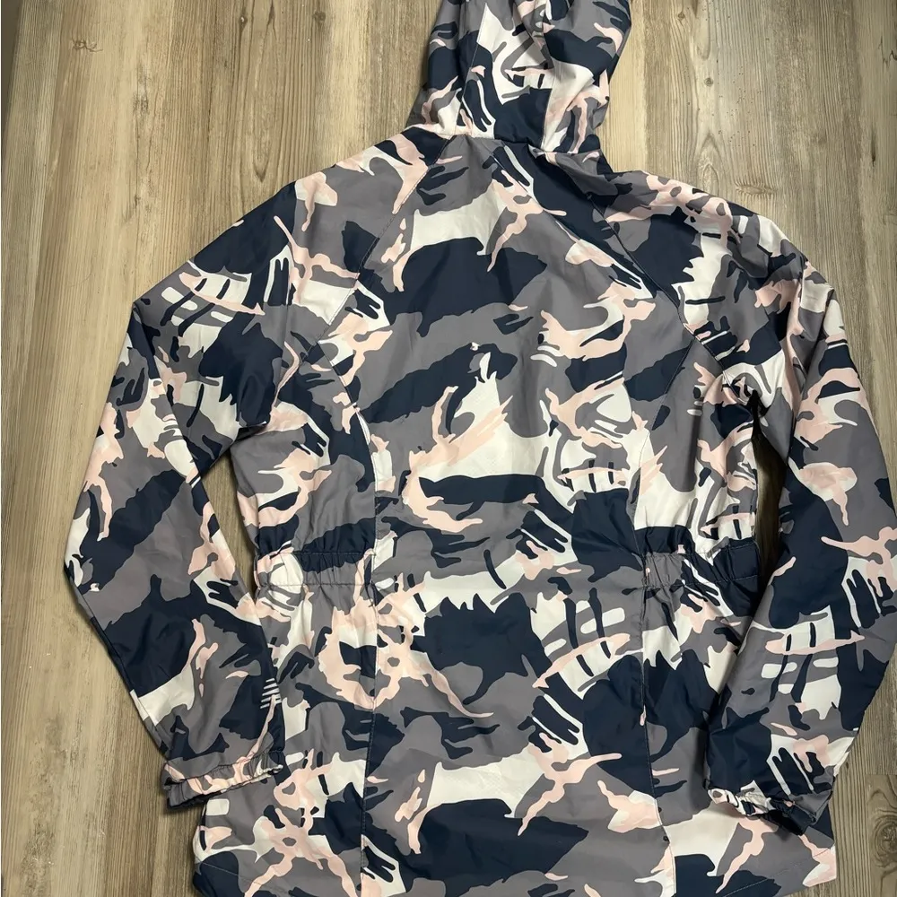 New Balance Size Large Camo Light weight jacket chest is 26, length is 28 - Image 2