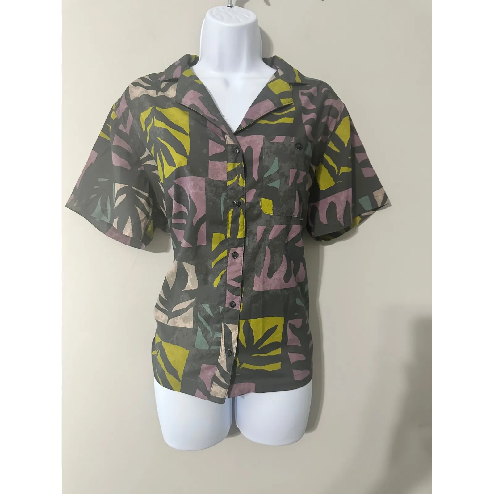 Mountain Hardwear Trail Sender Button Down Tropical Leaf Print Shirt EUC Size L - Image 5