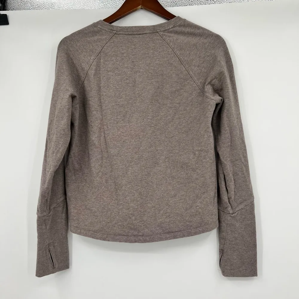 Athleta Idyllwild Sweatshirt Cropped Crew Neck Thumb Holes Taupe Brown sz small - Image 4