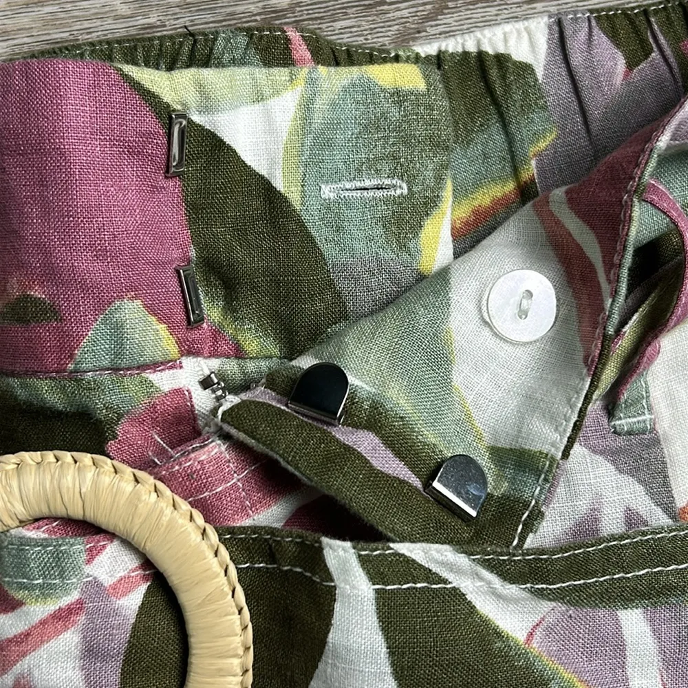 Tahari Luxe Linen Floral Print Shorts Size Medium - Image 8