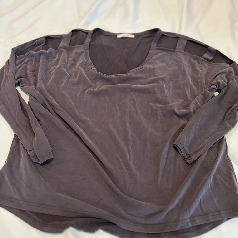 Acemi  Women’s Medium Cold Shoulder Soft Dusty Black 3/4 Sleeve Flowy Top. - Image 10