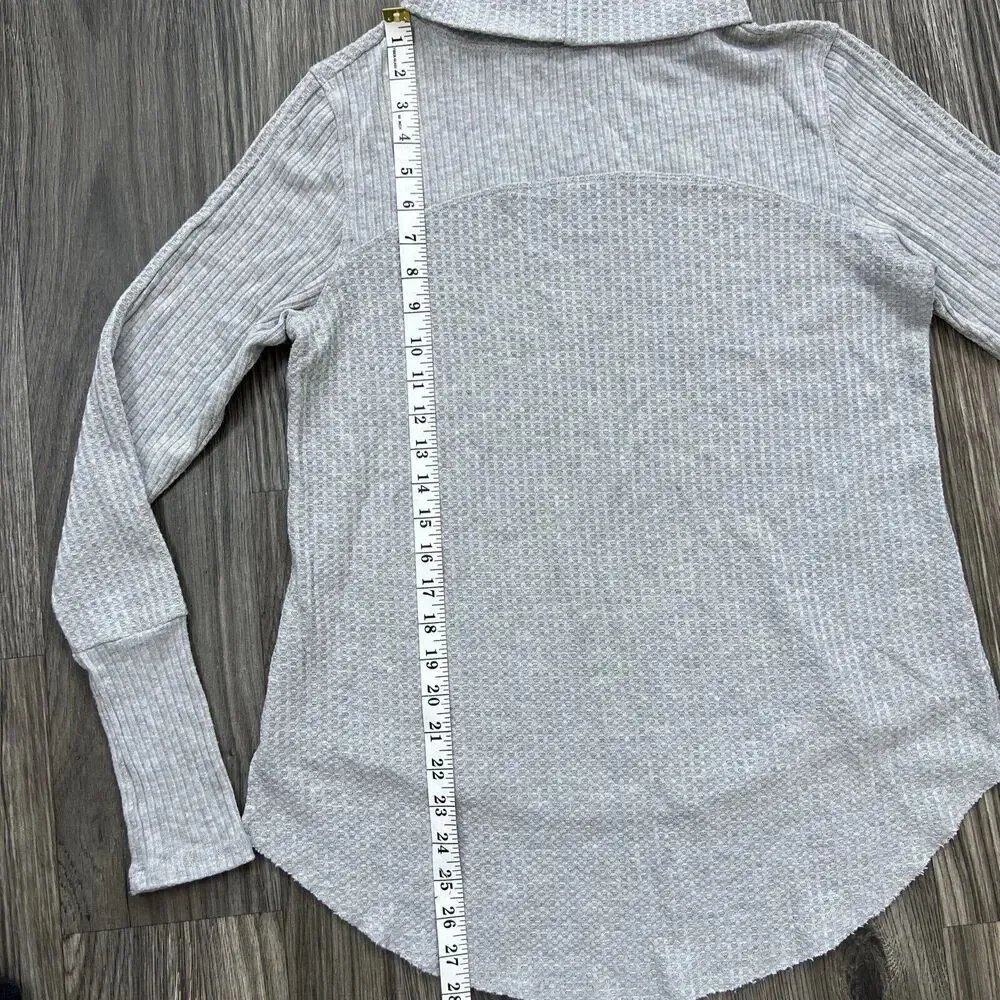 Susina Waffle Knit Long Sleeve Turtle Neck Top Light Gray Raw Hem Size Small - Image 5