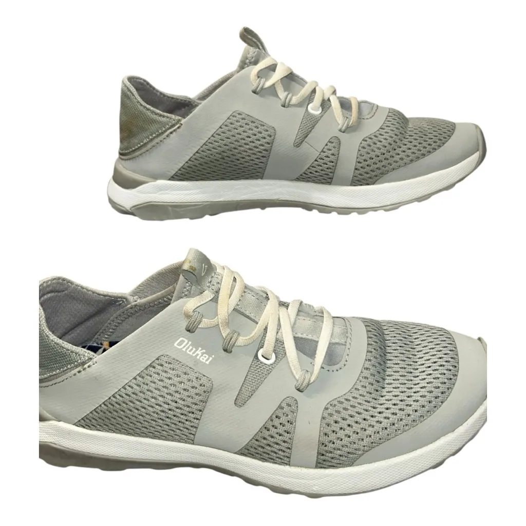 OluKai Women's Light Gray and white Slip - Image 4