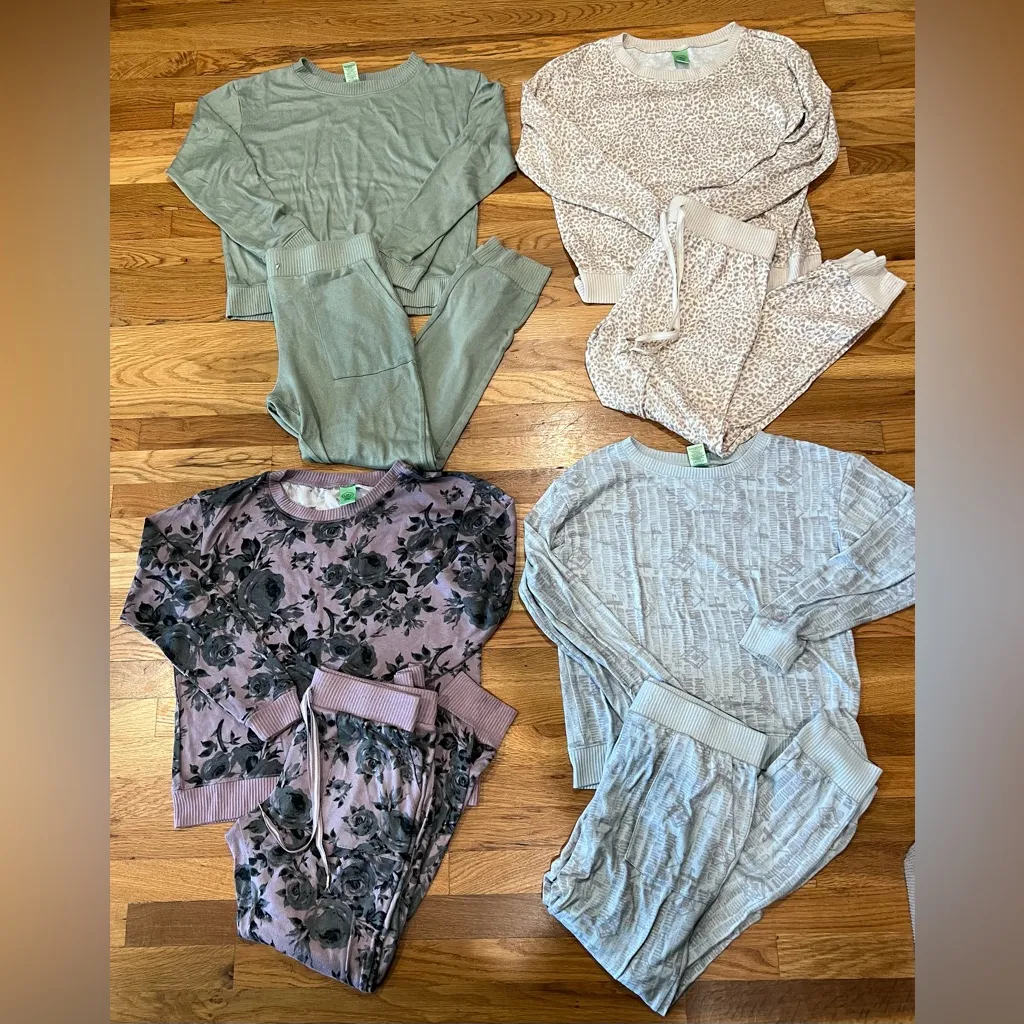 4 sets of Hondeydew women’s pjs sets size small! Floral, plain and patterned. Green - Image 2