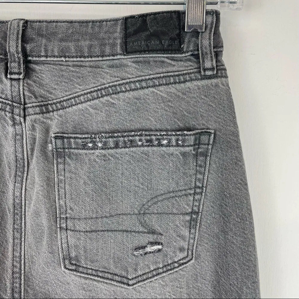 American Eagle Sz 0 SHORT Grey Wash Distressed Mom Jean Raw Hem - Image 12