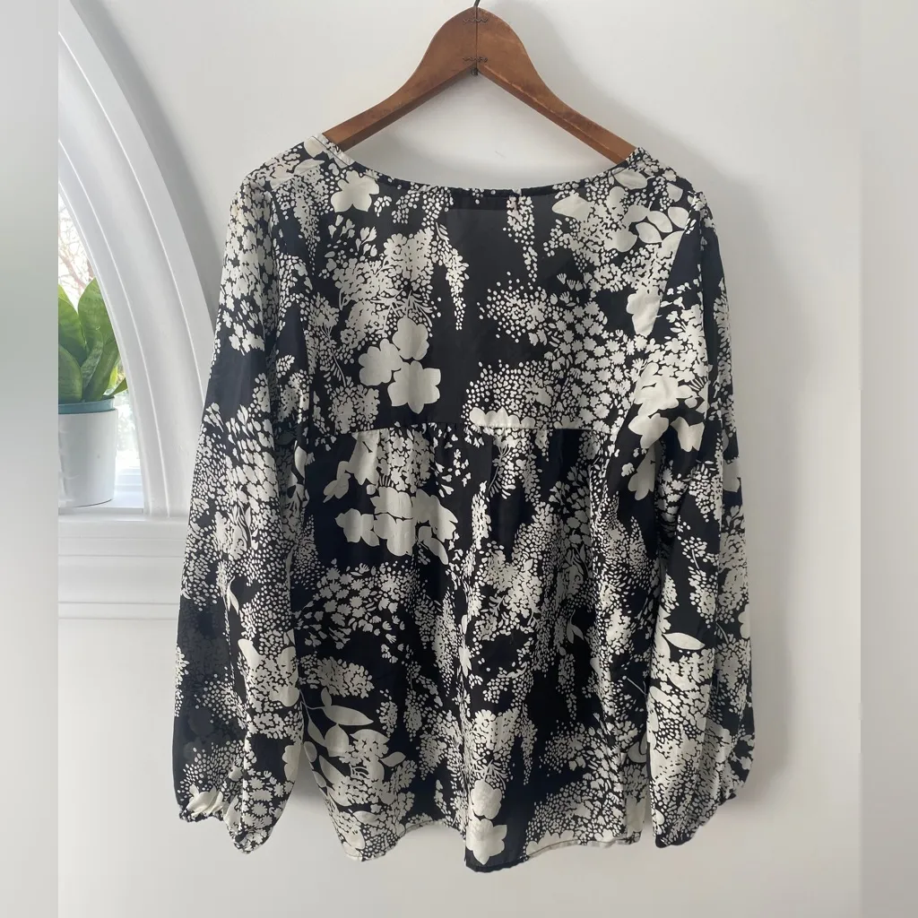 Velvet By Graham and Spencer Womens Printed 100% Silk Top S Black White Floral - Image 7