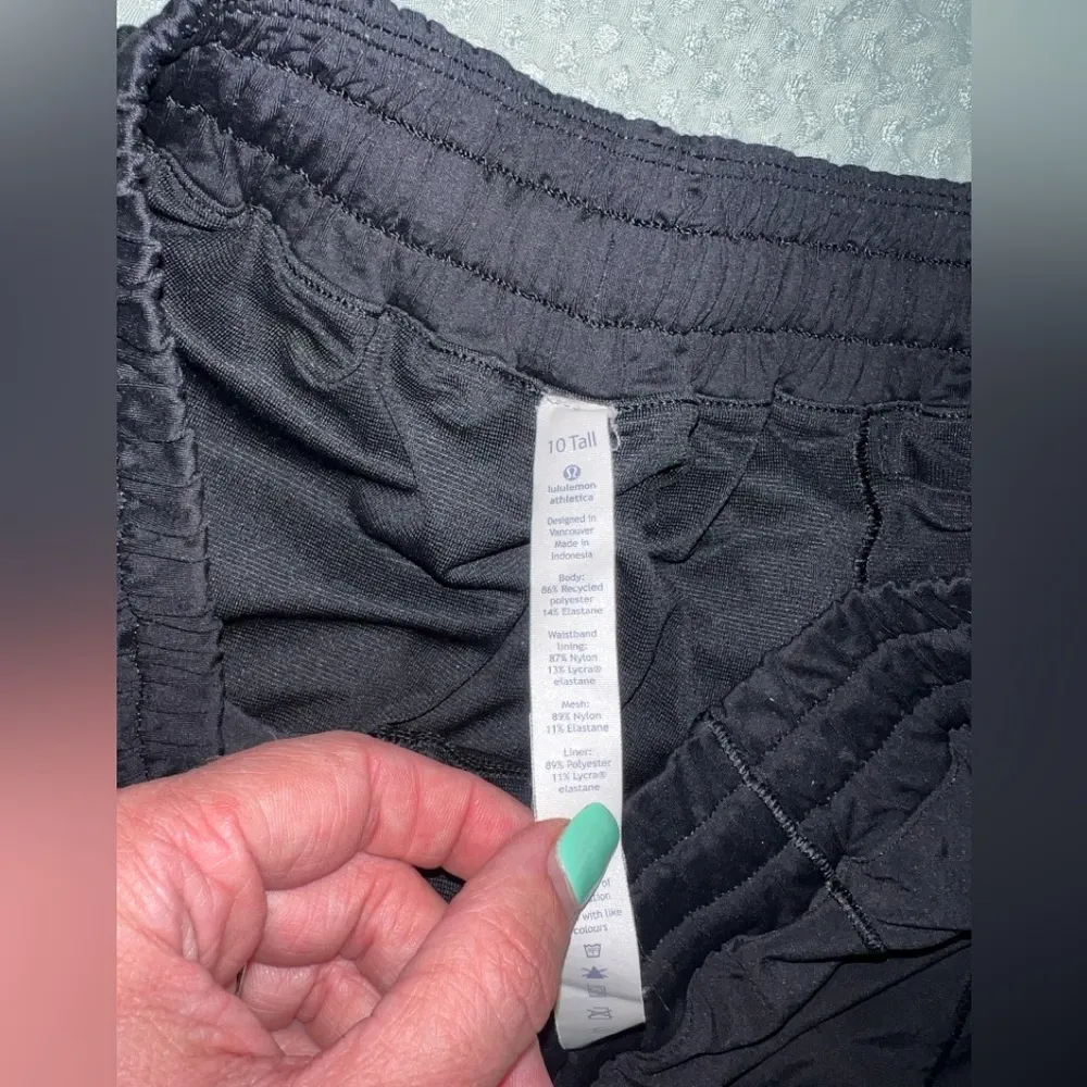 Lululemon  Hotty Hot Short (4”)
10 Tall - Image 4