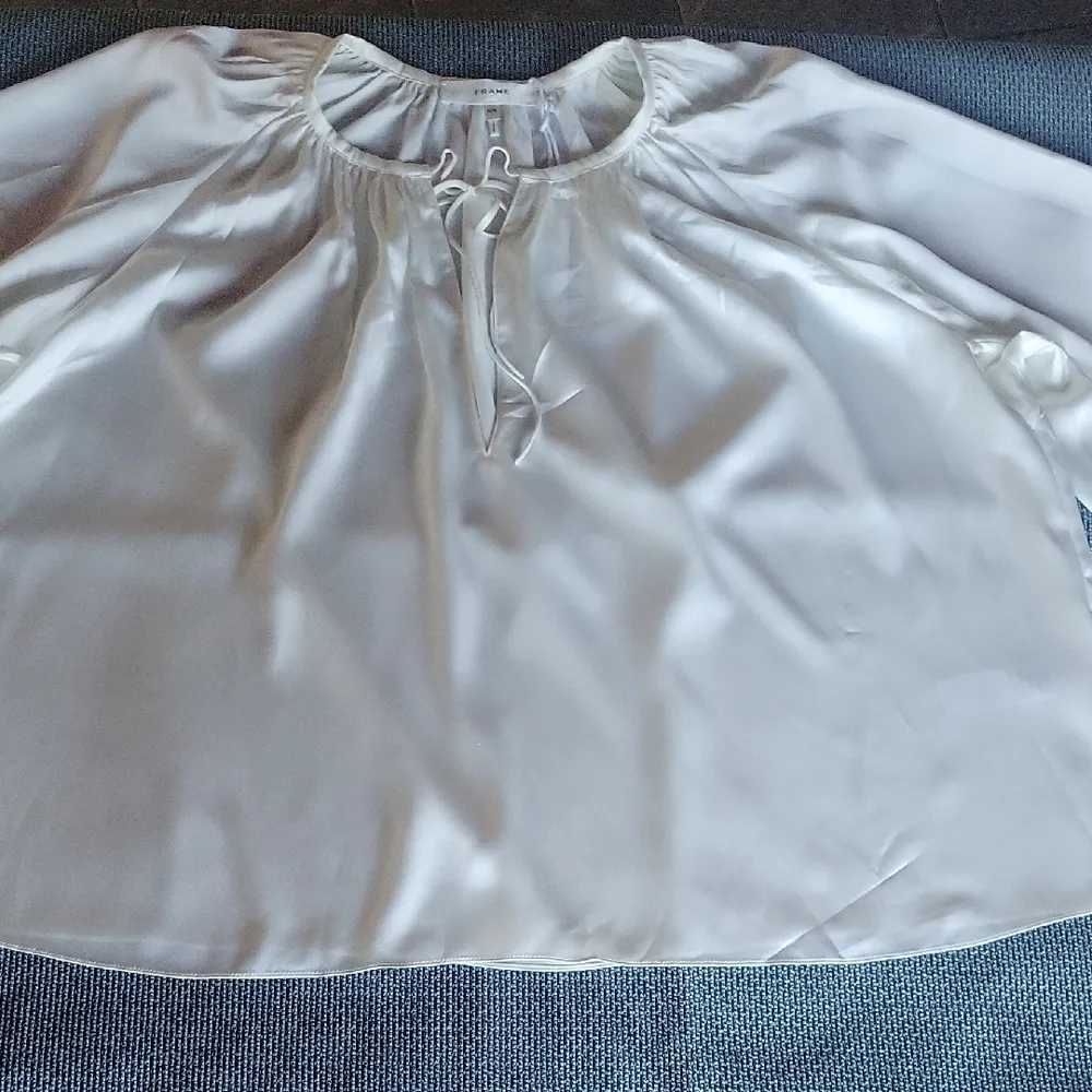 FRAME Women's Shirred Ivory  Blouse NWT Size M - Image 4