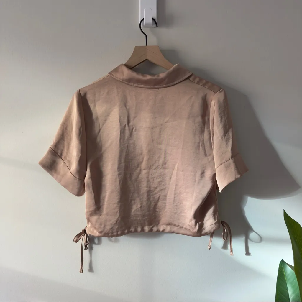 House of Harlow 1960 Revve Tan Women's Button-Up Crop Top Satin Collared Solid S - Image 9