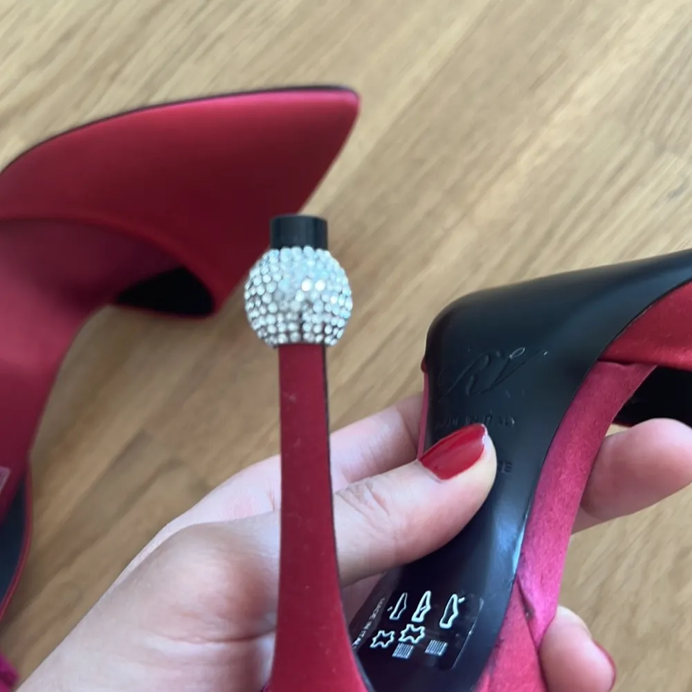New roger vivier limited edition magenta Satin Bow d'Orsay Crystal Sphere Pump Size 6.5 - Image 4