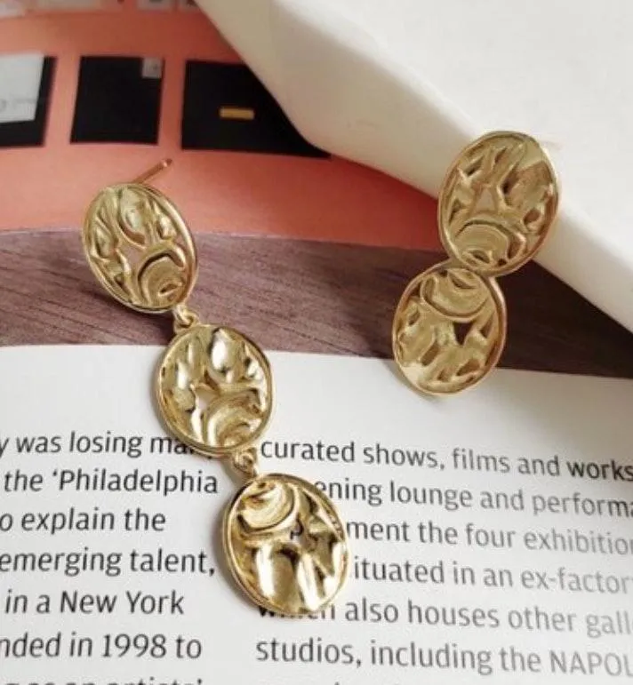 Mismatch Gold Disc Earring - Image 2