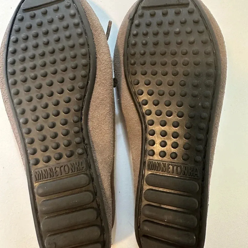 Minnetonka slip on, grey size 6‎ - Image 5