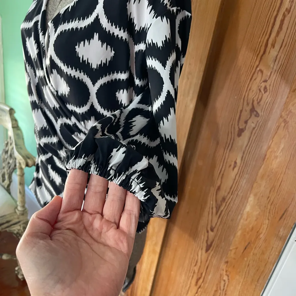 Chiara Boni Black & White Ikat Wrap Top Long Sleeve Stretch Knit Size Small 🍄 - Image 5