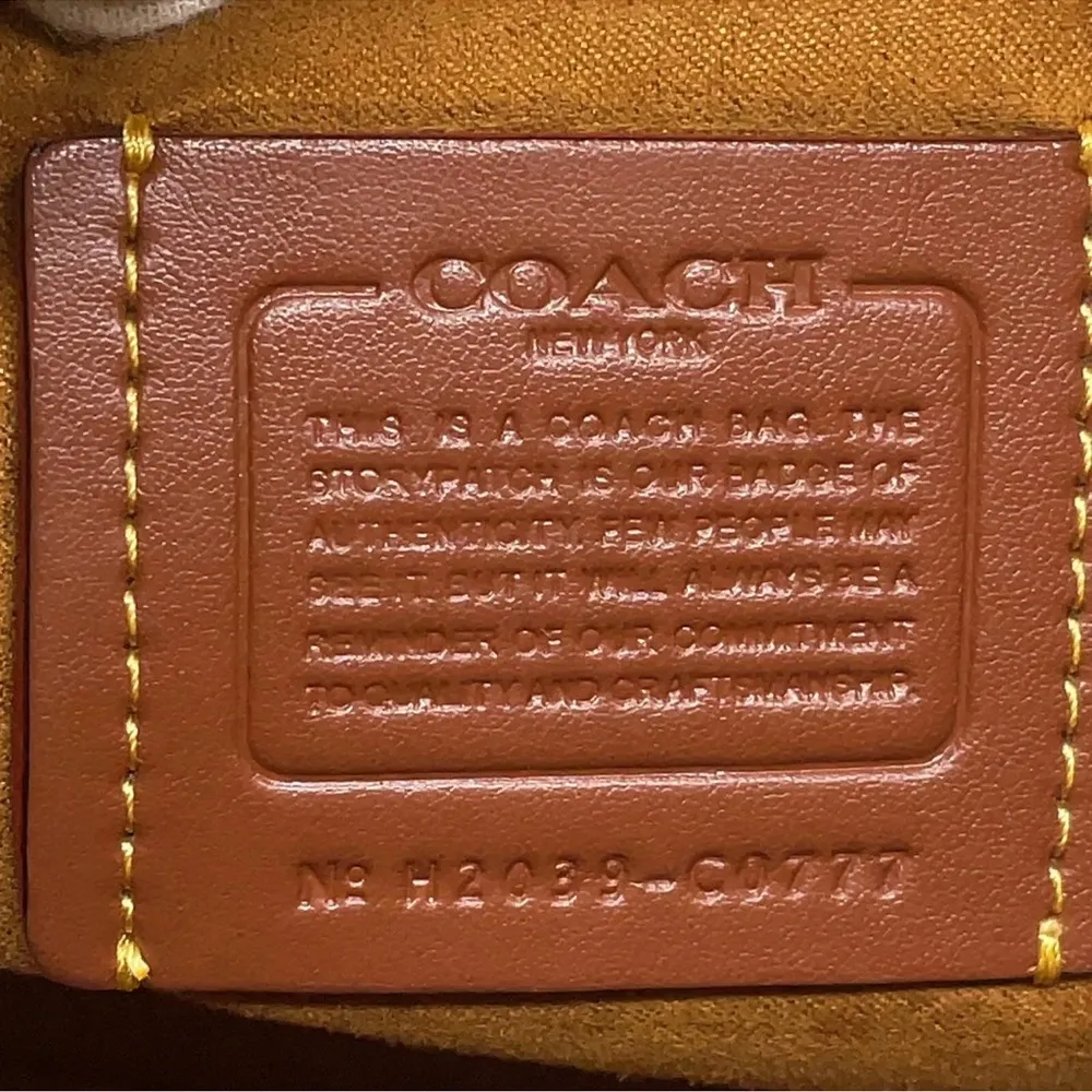 Coach Leatherware White and Tan Handbag with crossbody strap - Image 8