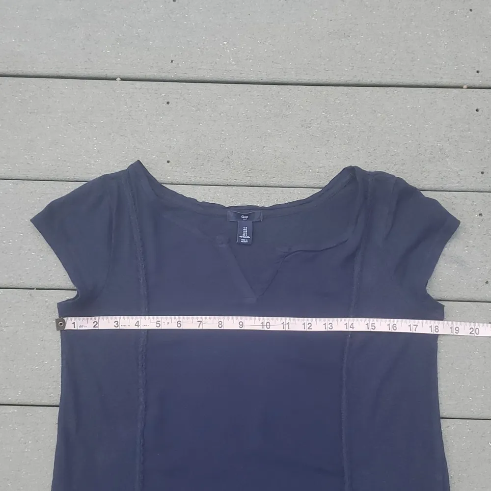 Gap V-Neck Panel Short Sleeve Tee - Image 10