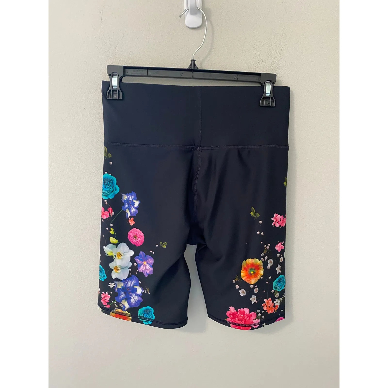New Terez Women's Fresh Floral Duoknit Activewear Shorts Size Medium - Image 2