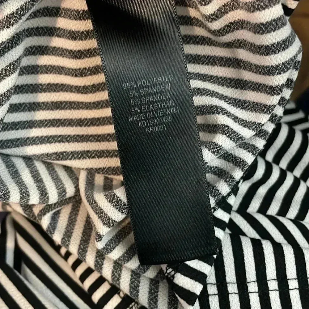Adrianna Papell top size small -cross over blouse black and‎ white striped bin4 - Image 7
