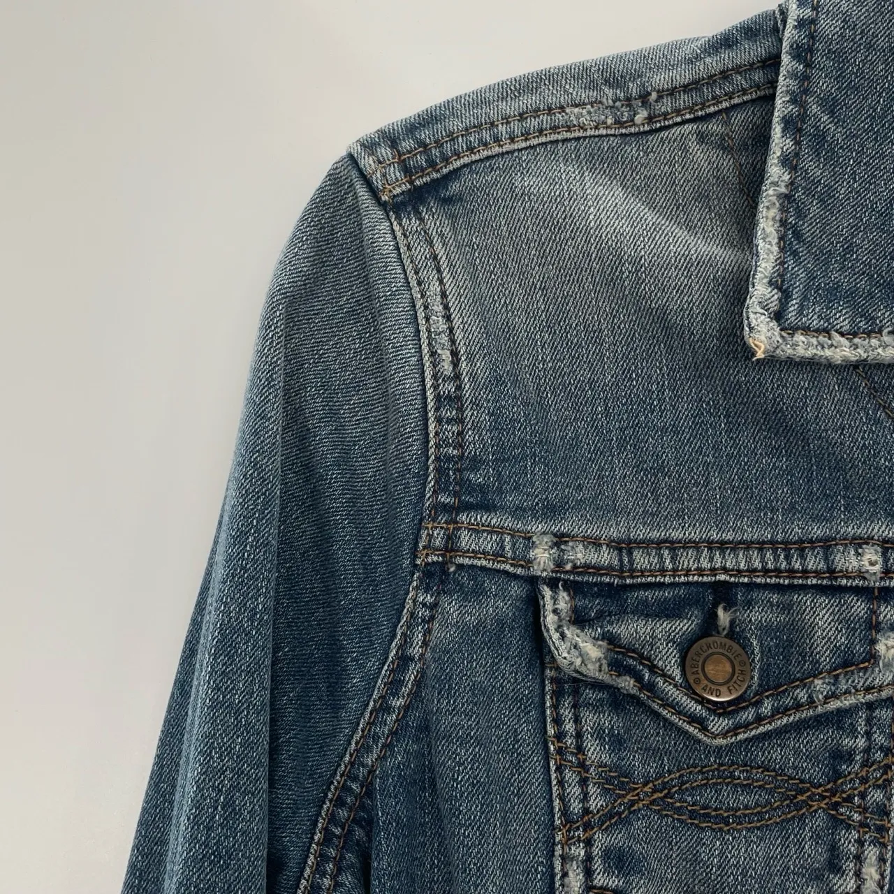 Abercrombie &‎ Fitch Women's Vintage Y2K Distressed Trucker Denim Jacket Size M - Image 5