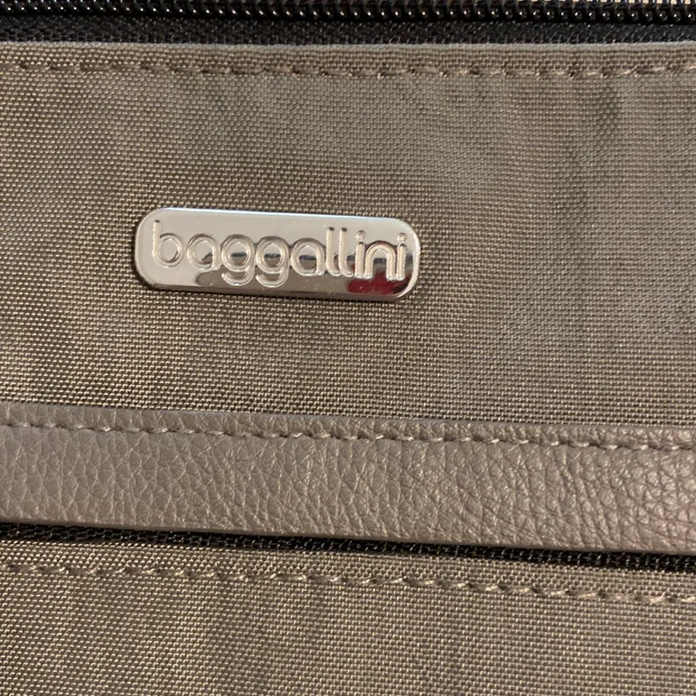 Baggalini Shoulder Bag BNWOT color gray adjustable stripe lots of zippers - Image 15