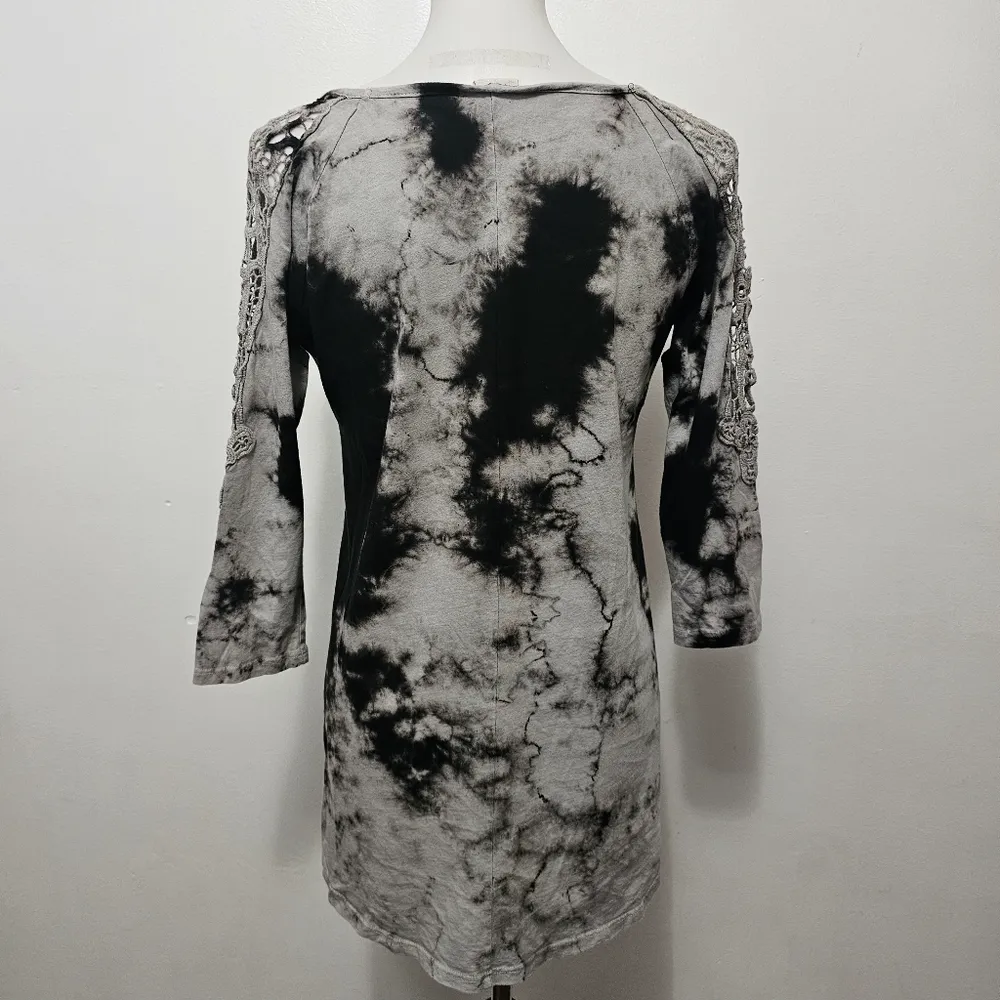American Age Black & Gray Tie Dye Knit Top with Crochet Details Size Medium - Image 4