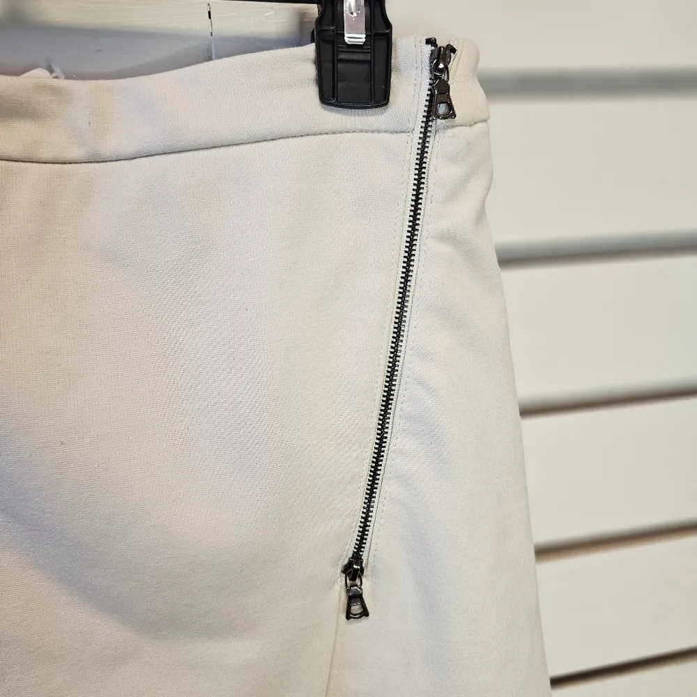 Paraphrase Cream Side Zipper Mini Skirt - Image 2