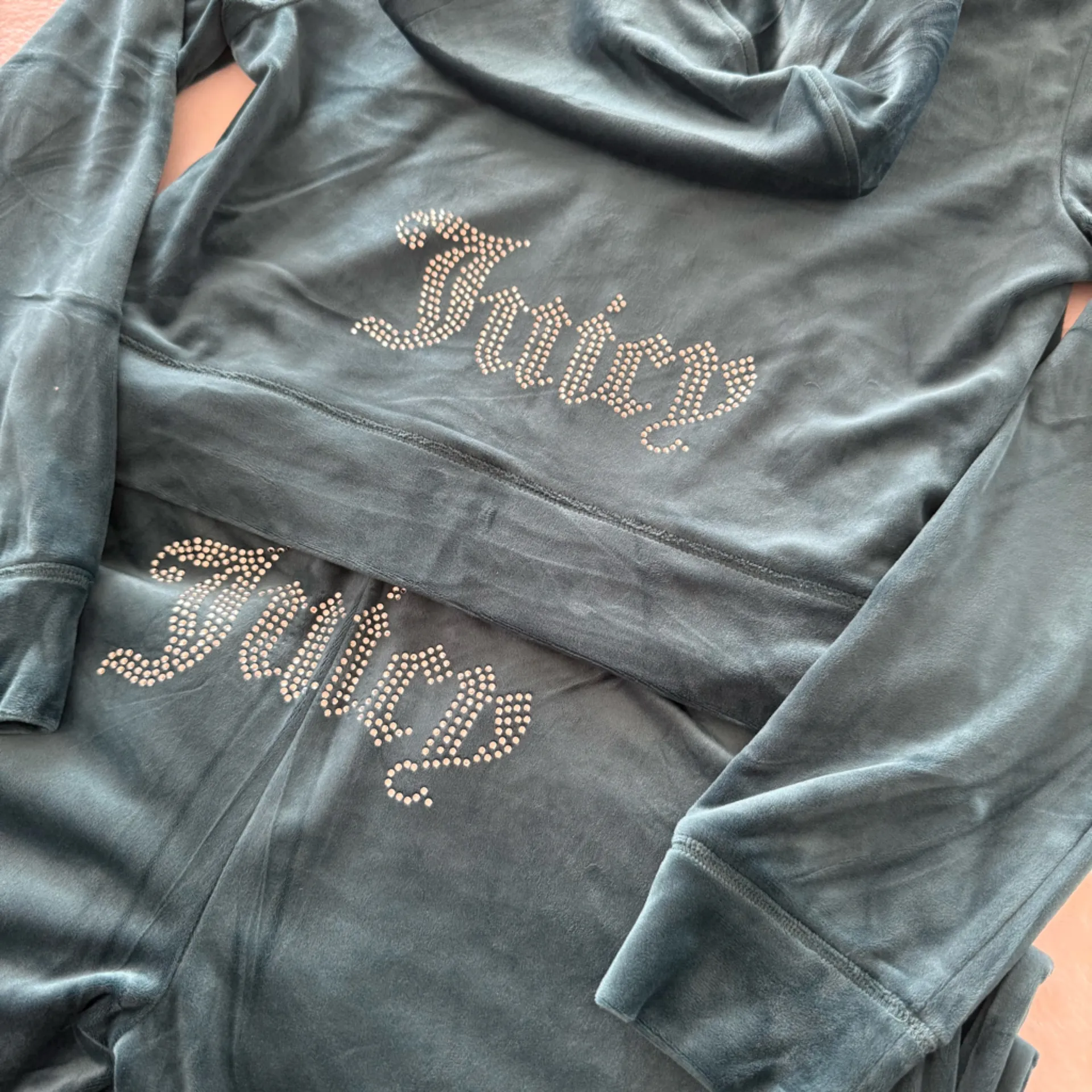 New Juicy Couture Sea Velour tracksuit Set with Rhinestones size medium - Image 2
