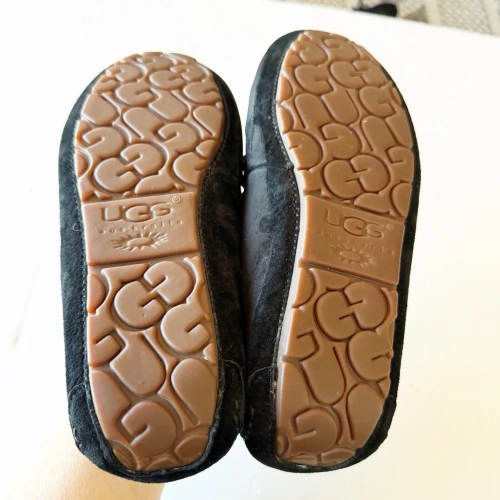 UGG Women's Size 7 Dakota Suede Leather Slipper Black Slip On Moccasins Cozy EUC - Image 2