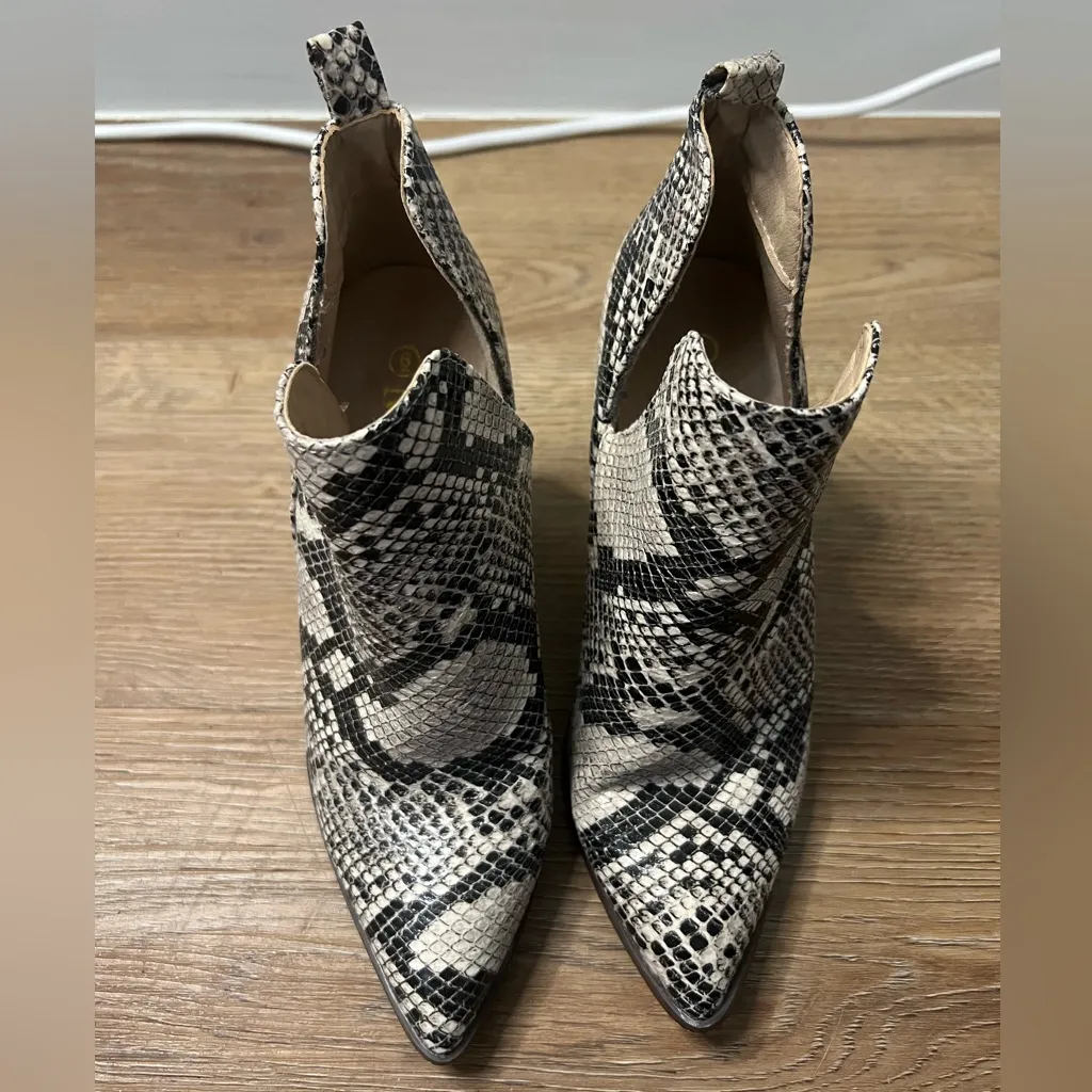 Mata Black and White Pointed Toe Snakeskin Ankle Boots Size 6 - Image 2