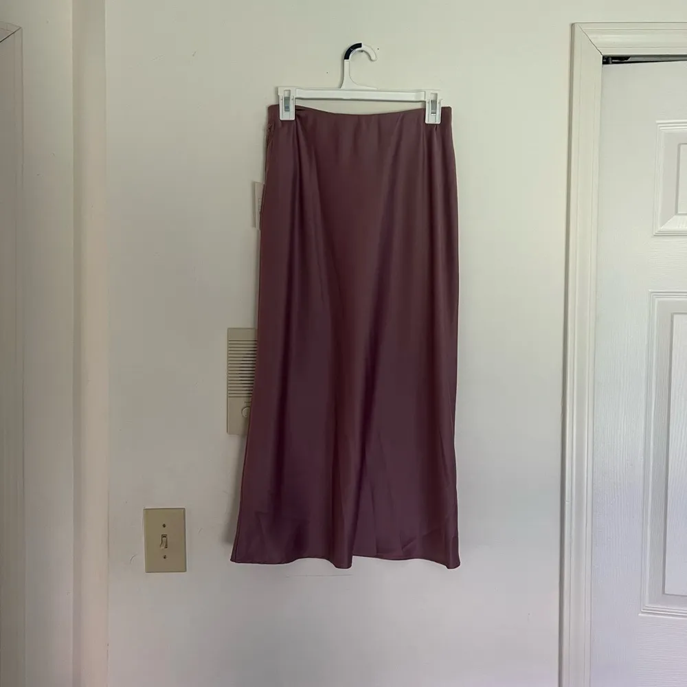 Purple satin midi skirt - Image 3