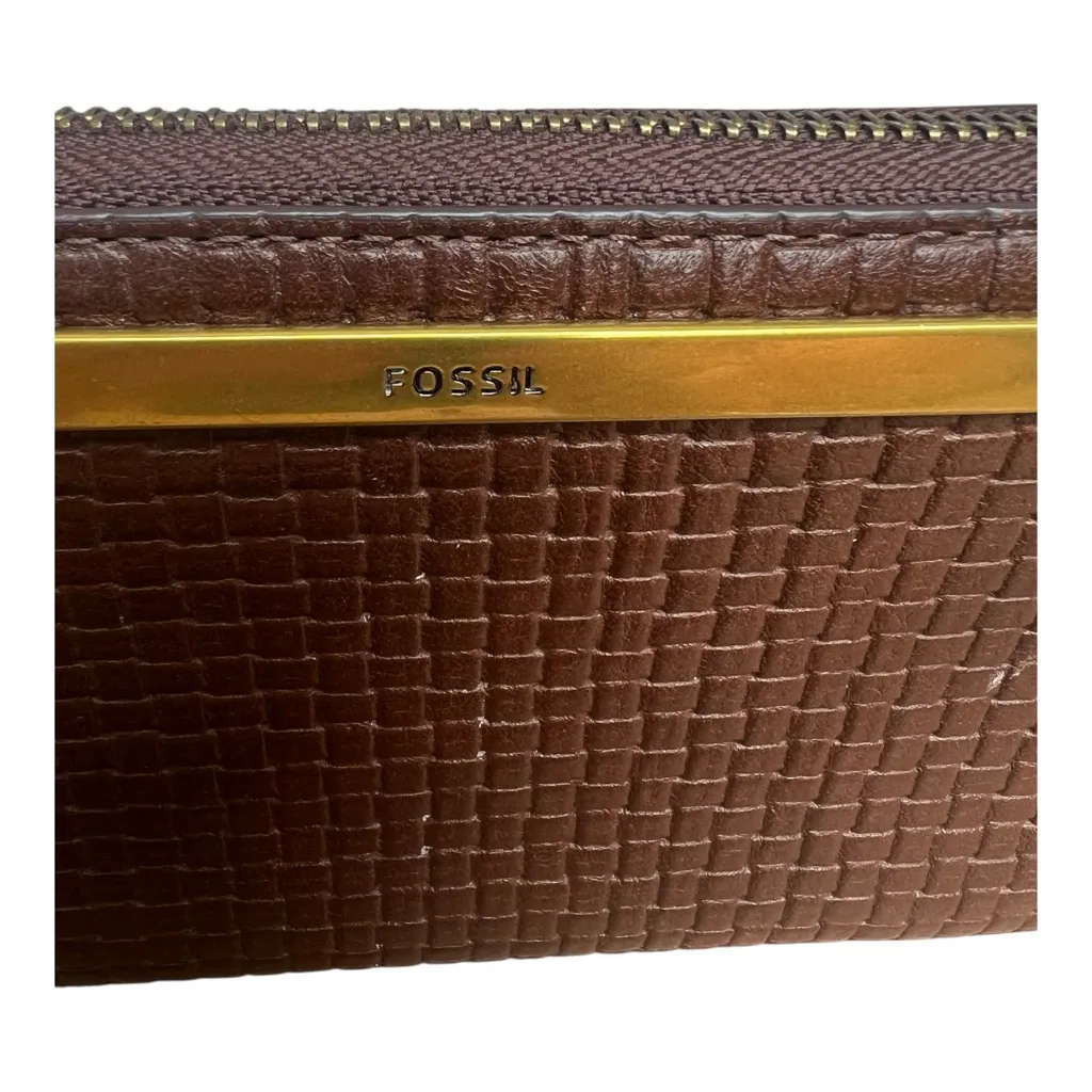 Fossil leather wallet zip around with Retractable Wristlet. - Image 4