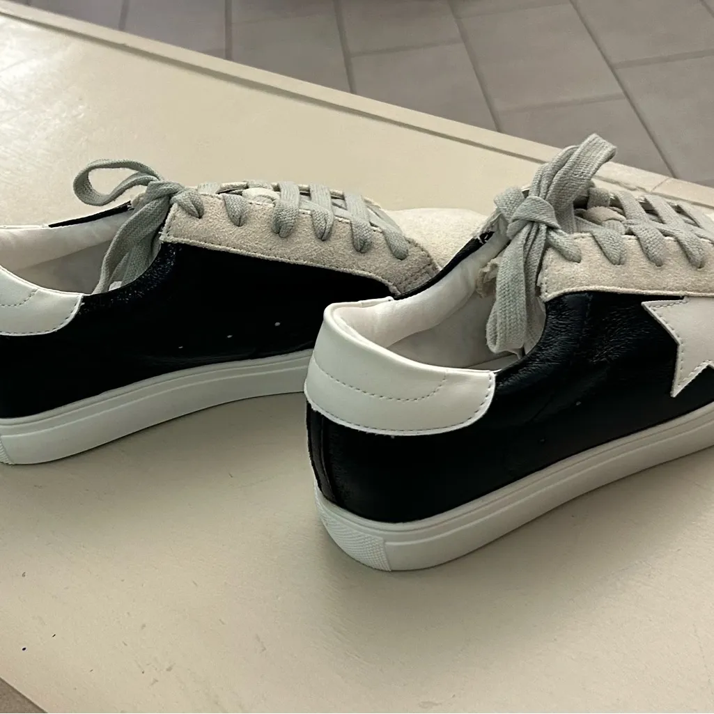 Sneakers Nature Breeze Red Carry Box 6 1/2 Brand New in box! - Image 3