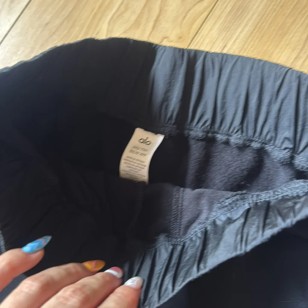 ALO Yoga IN THE AIR DOLPHIN SHORT - Image 3