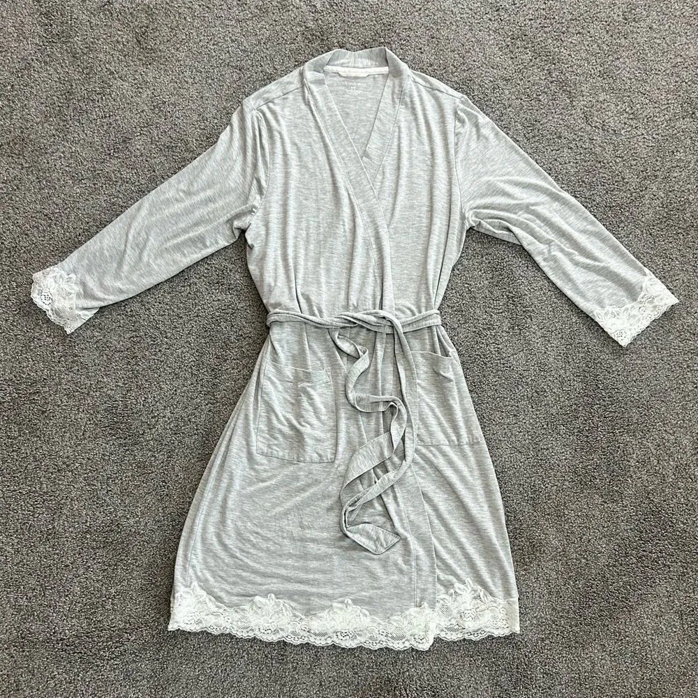 Lands End Grey Lace-Trimmed Robe size Medium SO SOFT - Image 3