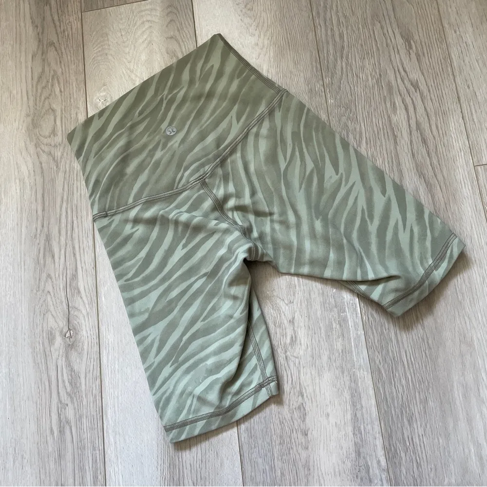 Lululemon Align Short 8" Le Tigre Camo Green Fern Multi (Size 0) workout gym - Image 3