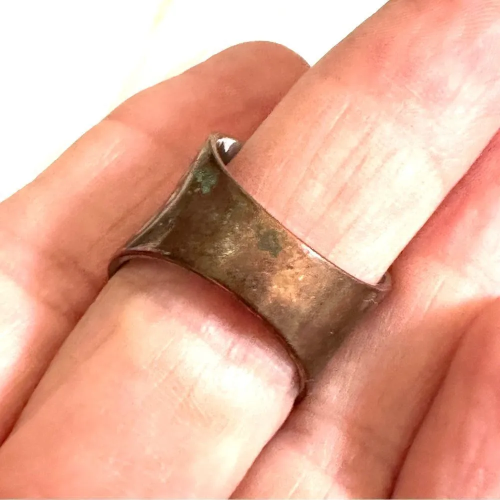 Silver/brass tone hammered wide ring - Image 5