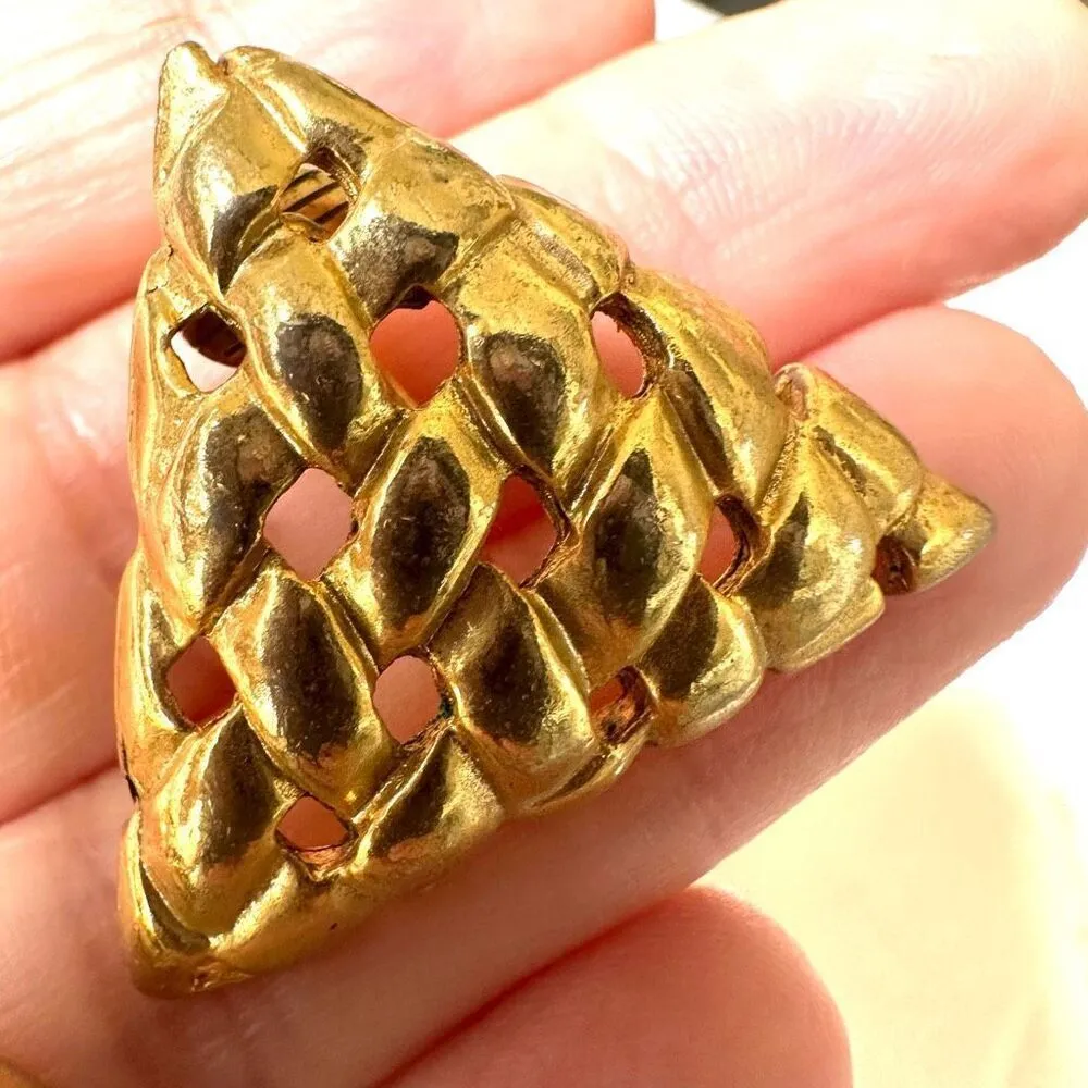 Gold tone vintage triangle basket weave clip on earrings - Image 3