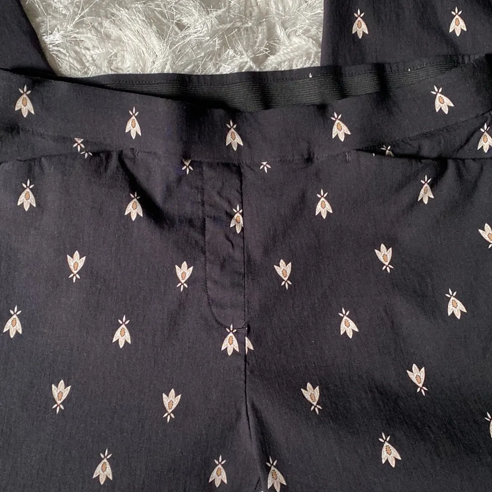 Liz Claiborne Career Classic Black Floral Ankle Crip Capri Pull On Style Pant - Image 7