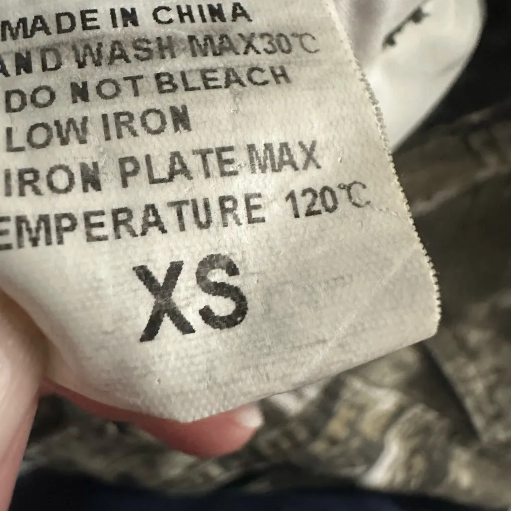 Like new!! Women's Camouflage wide leg Jeans Green Size XS - Image 4