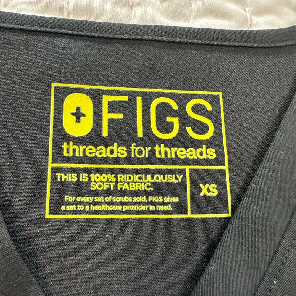 Figs ScrubsTop Women’s XS Stretch Pockets black with Yellow Logo Medical Wear - Image 11