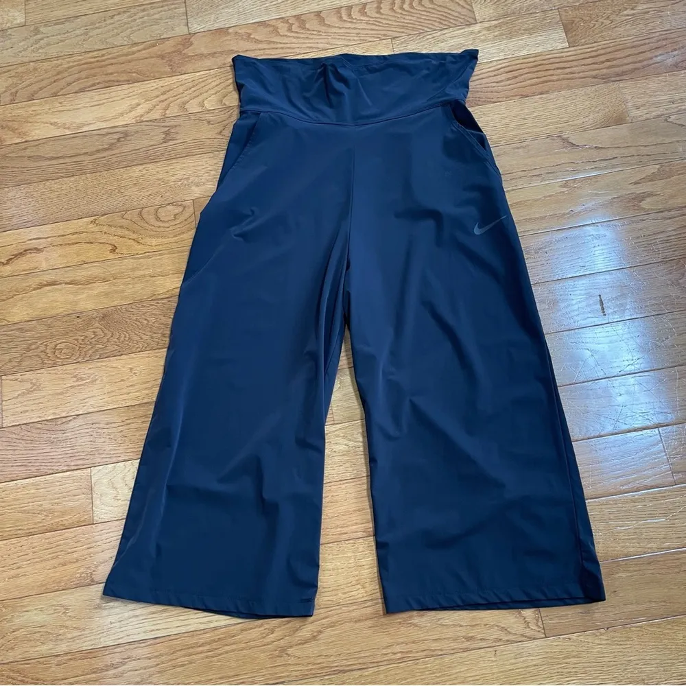 Nike Dri Fit Workout Capri Wide Leg Pants Womens Medium Black Elastic Wide Waist - Image 3