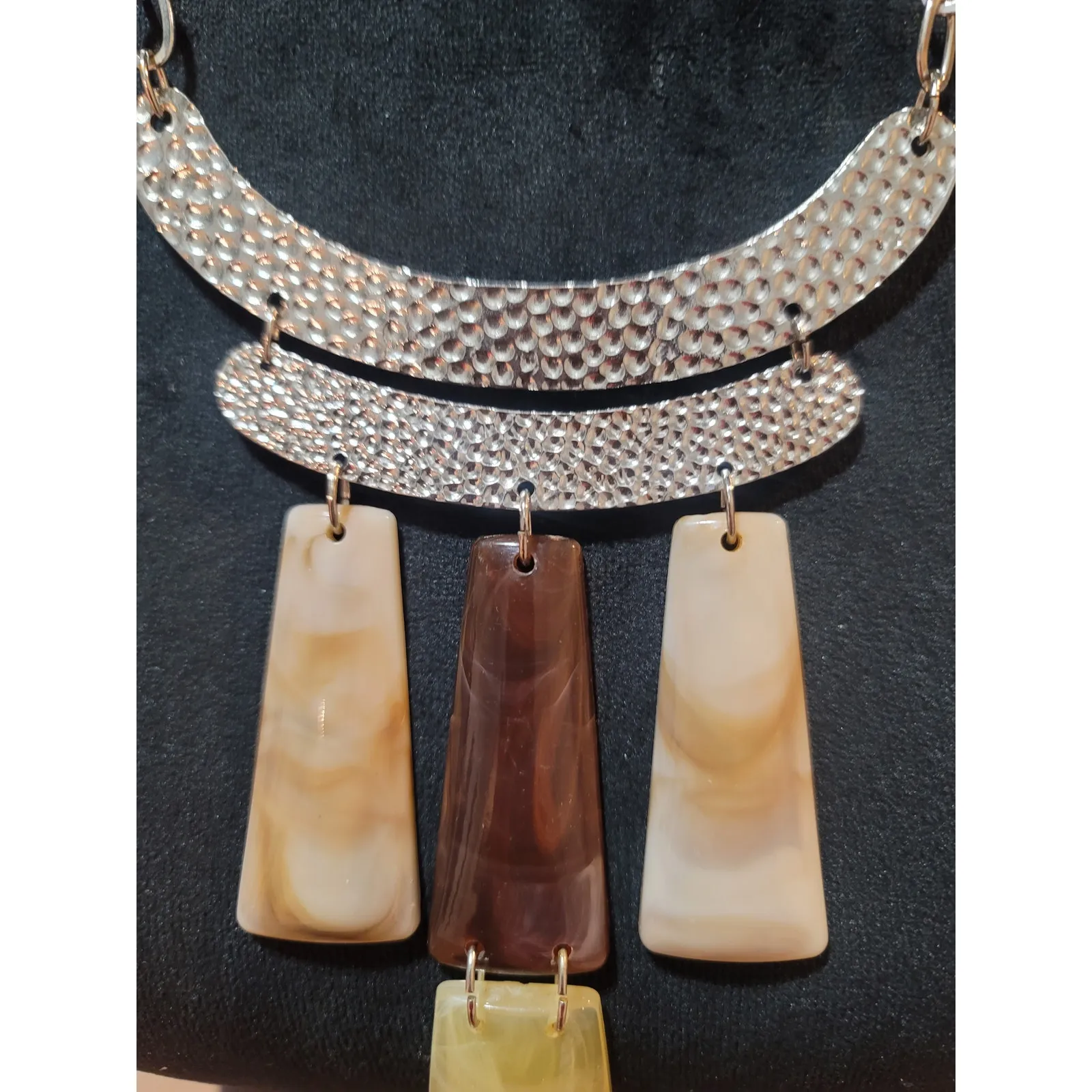 Women's Statement Necklace With Hammered Metal Bars Resin Pendants Lobster Clasp Brown - Image 4