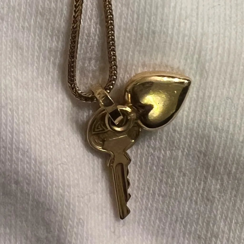 18k solid yellow Gold Heart and Key Pendant Necklace - Image 10