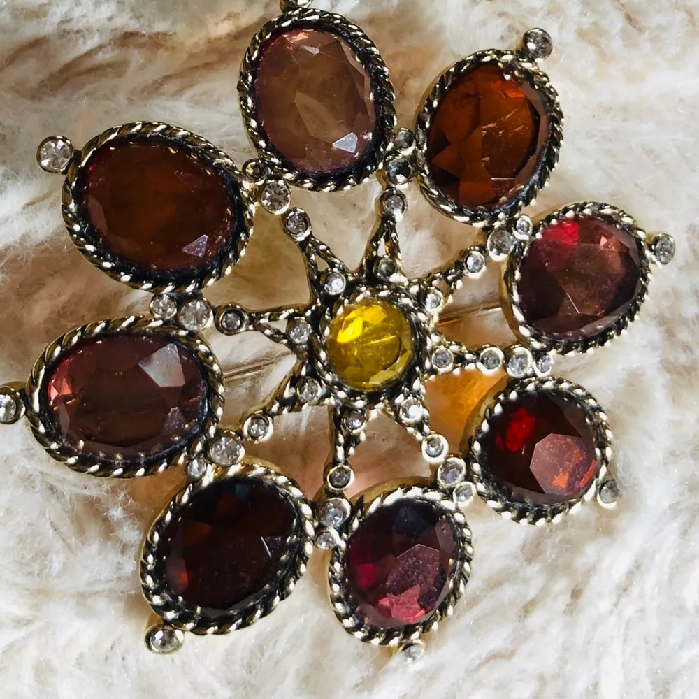 Vtge MONET Large Rhinestone GoldTone Brooch - Image 5